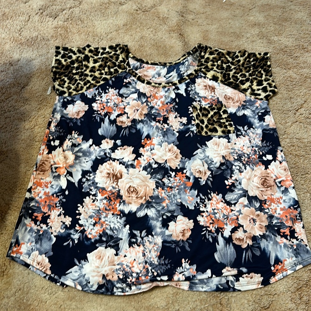 Ladies Scoop neck short sleeve shirt. Size 3X